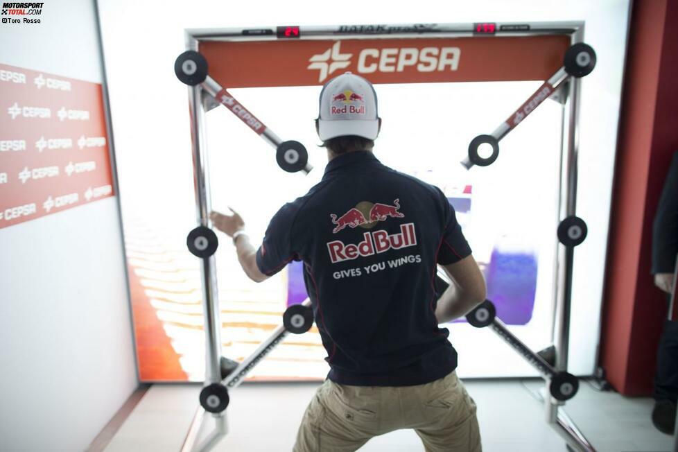 Jean-Eric Vergne trainiert mit einem neuartigen Gerät seine Reflexe, um die Reaktionszeiten im Cockpit zu verkürzen - eine unter Spitzensportlern zunehmend populäre Übung.