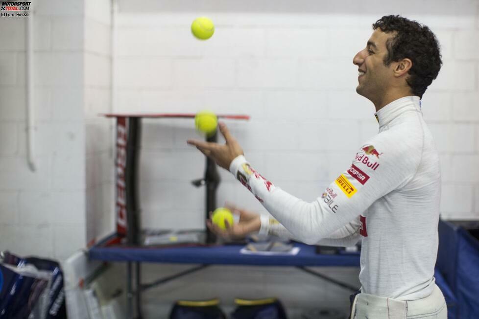 Teamkollege Daniel Ricciardo braucht es nicht ganz so technisch: Für den zweiten Toro-Rosso-Junior reichen ein paar Tennisbälle zum Jonglieren.