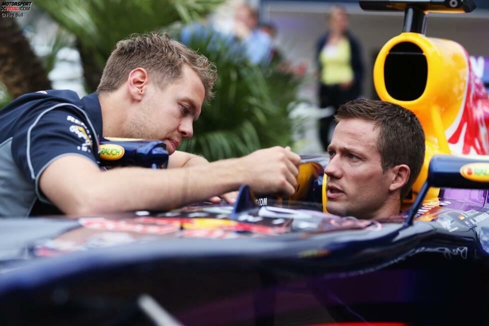 Diese Herren interessieren sich ein bisschen mehr fürs Racing: Sebastian Vettel erklärt seinem Namensvetter Sebastien Ogier, angehender Rallye-Weltmeister auf Volkswagen, wie man ein Formel-1-Lenkrad bedient.