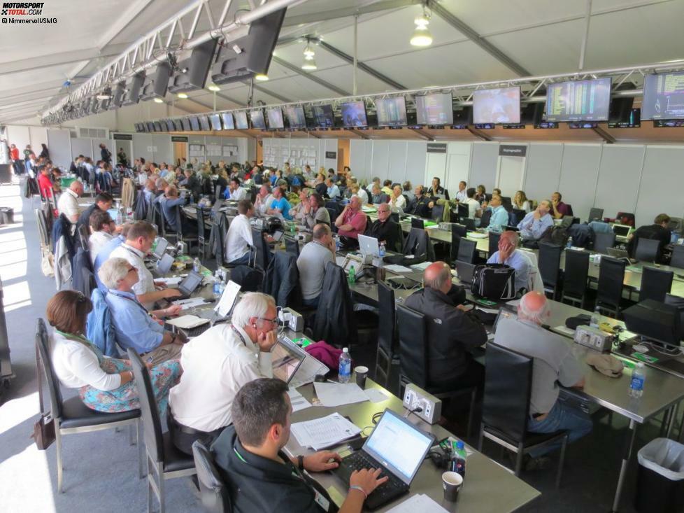 Internetleitungen und Tastaturen unter Volllast: Das Medienzentrum mit hunderten Journalisten in den ersten Runden des Grand Prix.