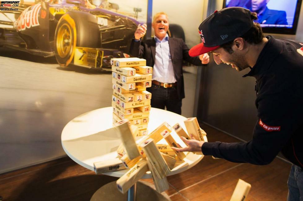 Ein bisschen Jenga spielen zum Einstimmen auf das Wochenende: einmal ein Turm mit den Namen von Legenden, den Daniel Ricciardo zum Einsturz bringt (sehr zum Amusement von Johnny Herbert), einmal mit aktuellen Formel-1-Fahrern. Es sollte dem Toro-Rosso-Junior Glück bringen: Im Qualifying sicherte er sich den fünften Startplatz. Vielleicht sollte er mal den Stein von Landsmann Mark Webber rausziehen, dessen Cockpit er 2014 übernehmen könnte?