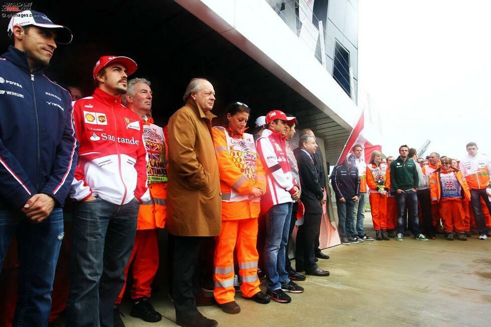 Beim Grand Prix von Kanada kam bei einem tragischen Unfall der Streckenarbeiter Mark Robinson ums Leben. Rund um FIA-Präsident Jean Todt versammelten sich in Silverstone Fahrer, Teamchefs und Streckenposten, um Robinson mit einer Schweigeminute zu gedenken.