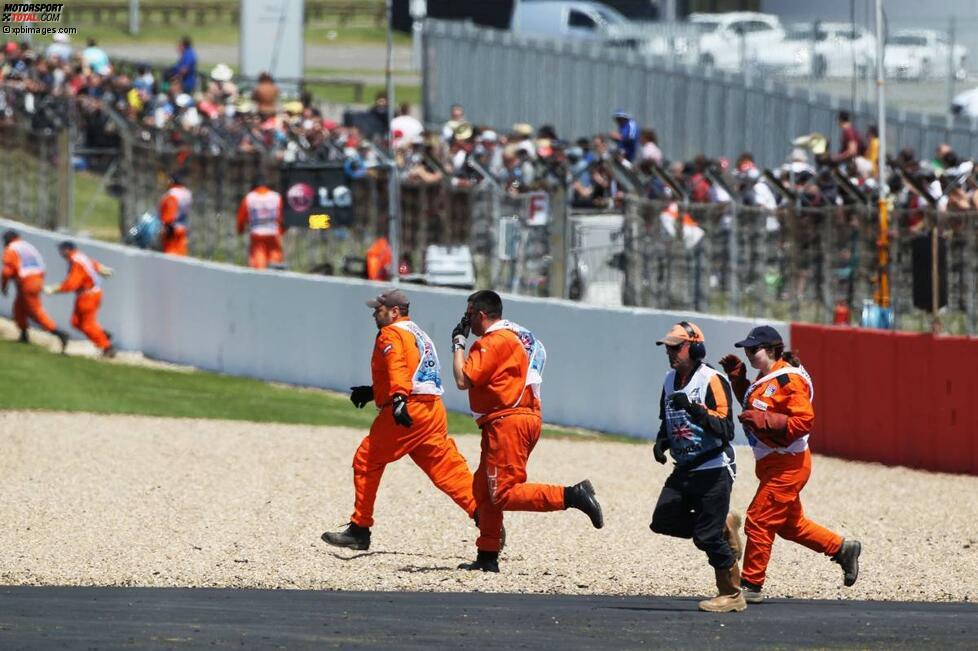 Seine Kollegen hatten am Rennsonntag ja genug zu tun, als das Safety-Car auf die Strecke kam und hunderte kleine Reifenfetzen eingesammelt werden mussten. Aber kaum woanders auf der Welt sind die Marshalls so professionell und gut ausgebildet wie in Silverstone, dem 