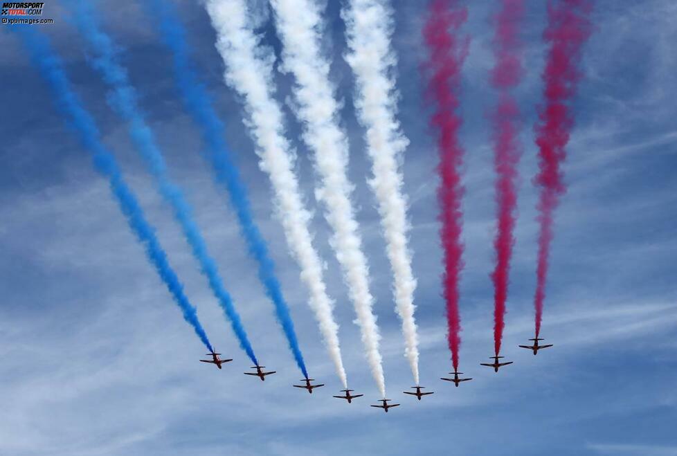 Die Red Arrows sind das Kunstfliegerteam der Royal Air Force und sorgen vor dem britischen Grand Prix jedes Jahr für ein spektakuläres Rahmenprogramm. Bereits vor dem Wochenende hatten sie Lewis Hamilton in einem der Jets mitgenommen. Der meinte daraufhin nur: 