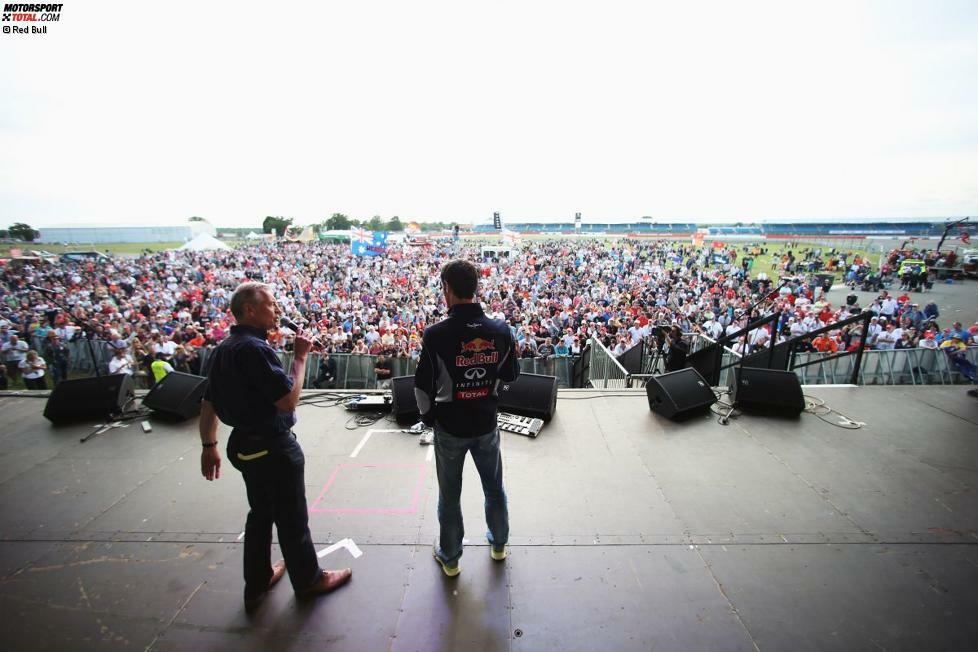 Am Donnerstag hat er seinen Formel-1-Rücktritt per Saisonende bekannt gegeben, am Sonntag wurde er nach Platz zwei frenetisch gefeiert: Mark Webber ist Australier, lebt aber mit Freundin Ann und seinen Hunden in Oxford und ist wegen seiner offenen Art gerade bei den britischen Racing-Fans besonders beliebt. Das war bei der Grand-Prix-Party nach dem Rennen zu spüren.