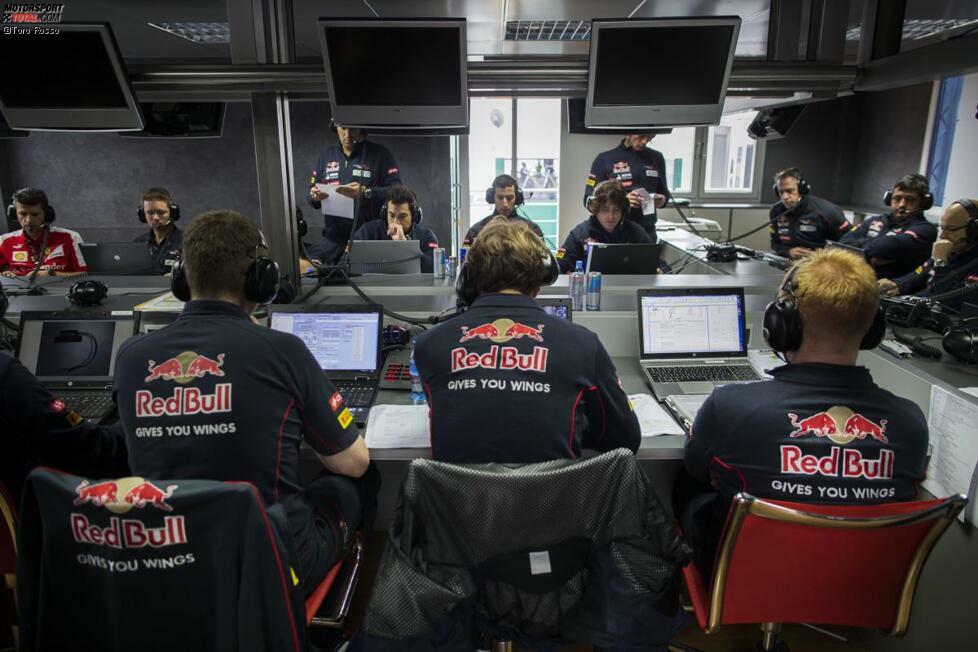 Backstage: Im Ingenieurs-Büro des Toro-Rosso-Teams tüfteln bis zu 20 Mitarbeiter des Teams gemeinsam mit den Fahrern daran, wie man das Setup des Autos verbessern könnte.