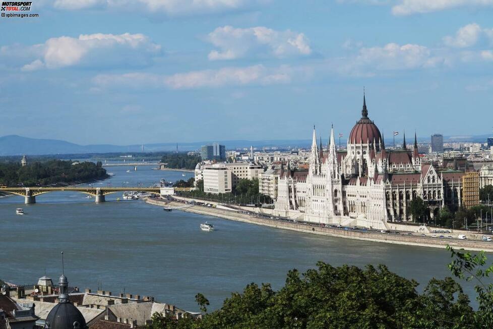 Willkommen in Budapest! Neben Wien und Prag zählt die ungarische Donau-Metropole zu den schönsten Städten Mitteleuropas. Dementsprechend gern kommt der Formel-1-Zirkus schon seit 1986 jedes Jahr an den Hungaroring. Und das noch bis 2012, denn der Vertrag mit Bernie Ecclestone wurde gerade erst verlängert.