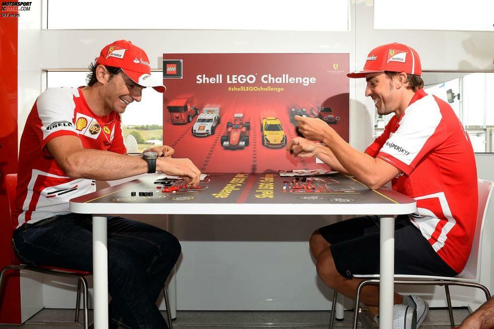 Pedro de la Rosa und Fernando Alonso bauen sich ihren Ferrari selbst zusammen, und zwar mit Lego-Steinen. Lego ist Sponsor des Ferrari-Teams und veranstaltete in Budapest eine Challenge: Wer das Auto am schnellsten fertig hat (Journalisten und Gäste eingeschlossen), bekommt eine Special-Einladung von de la Rosa zur Formel 1.