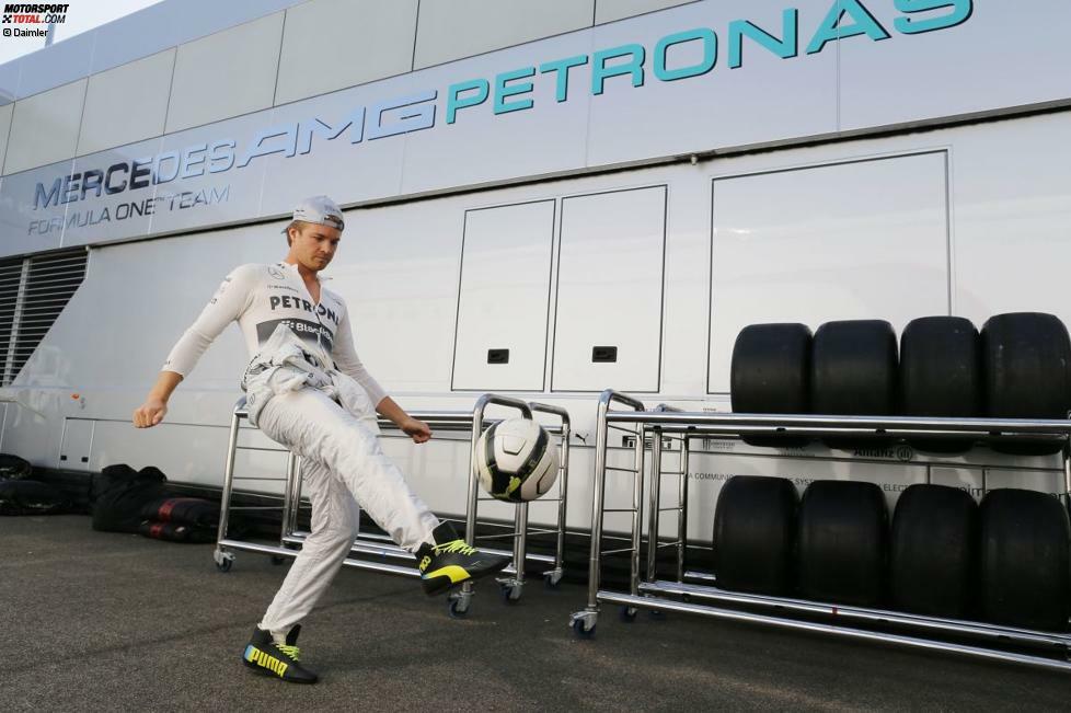 Nico Rosberg ist das alles egal: Der Mercedes-Star ist fit wie ein Turnschuh und spielt noch mit Physio Daniel Fußball, während andere schon im Stehen schwitzen.