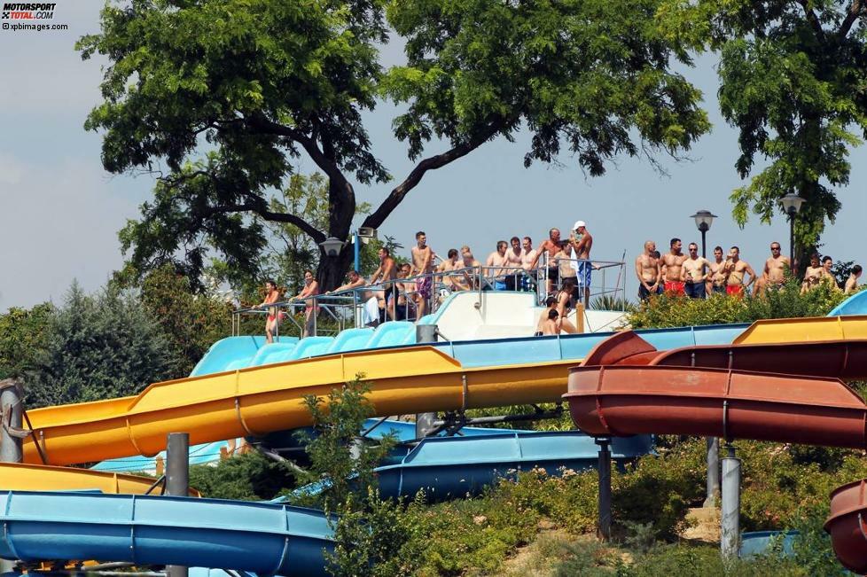 Wegen der Hitzewelle erfreute sich der Wasserpark am Hungaroring großer Beliebtheit. Einmalig auf der Welt: von der Wasserrutsche aus den Formel-1-Autos zusehen.