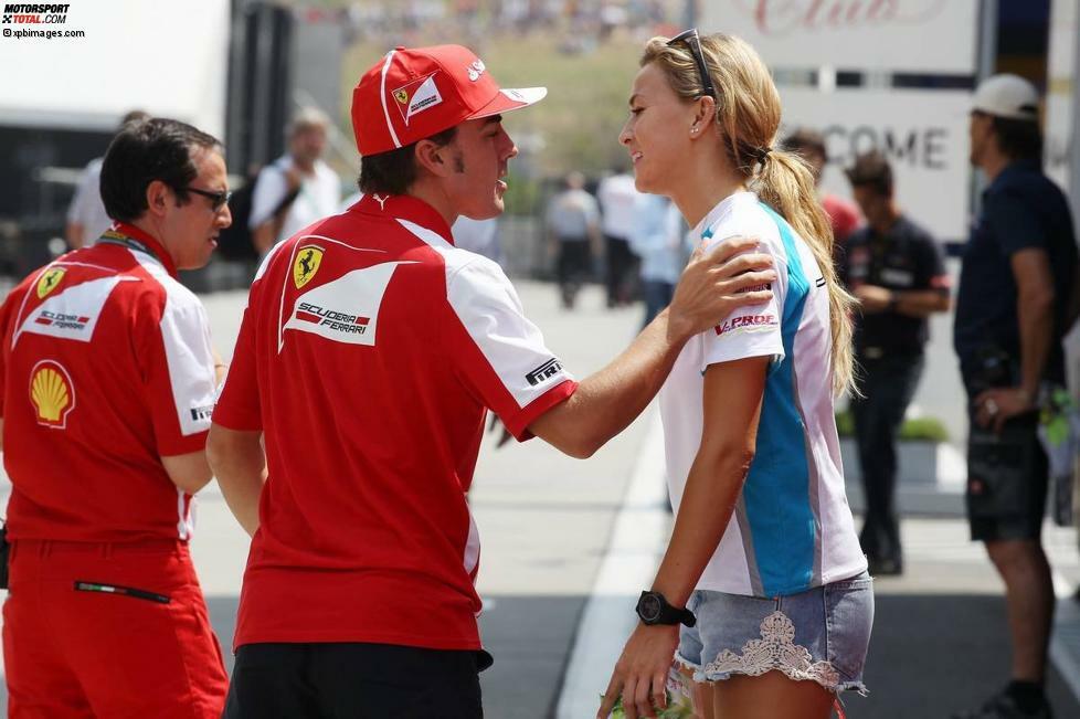 Fernando Alonso gibt seiner spanischen Landsfrau Carmen Jorda ein Küsschen, die seit 2012 in der Nachwuchsserie GP3 im Rahmen der Formel 1 fährt und von der Königsklasse träumt. Alonso wurde am Sonntag Fünfter, während Jorda zumindest im ersten Rennen immerhin drei Konkurrenten hinter sich lassen konnte und Platz 22 belegte.