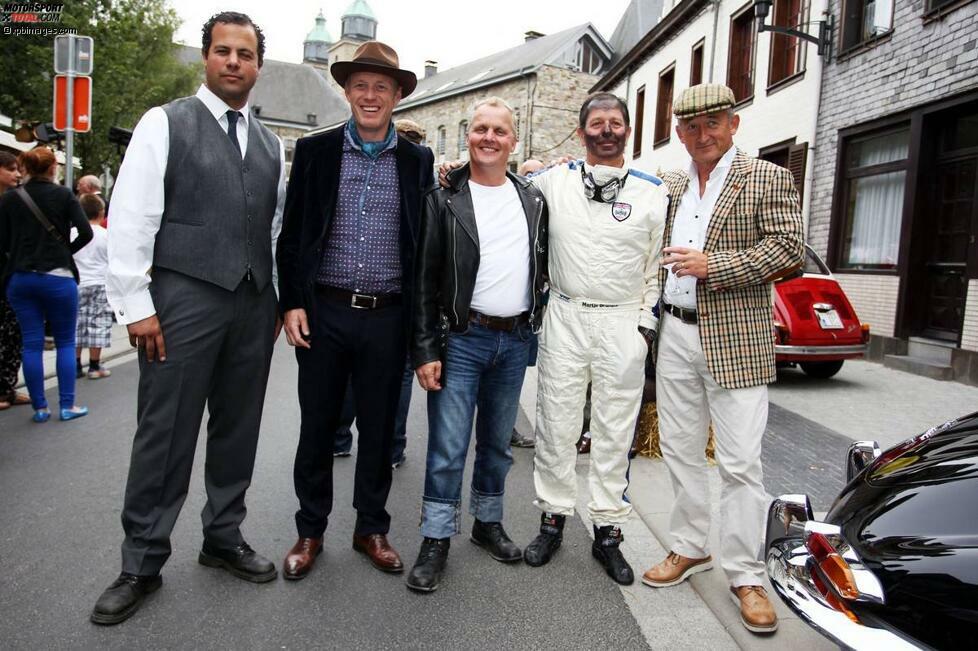 Wesentlich besser gestylt kommen die Herren von Sky UK daher, anlässlich der Vorführung eines Formel-1-Films aus dem Jahre 1955 im passenden Outfit. Besonders auffällig: Martin Brundle mit rußverschmiertem Gesicht. Ein Racer der alten Schule.