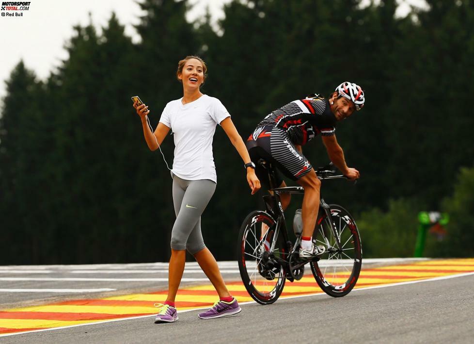 Wo schöne Mädels sind, kann Mark Webber nicht weit sein, auch wenn er bei Langzeit-Freundin Ann Neal in allerbesten Händen ist. Aber dieser Blick gilt wohl kaum der legendären Senke Eau Rouge, die er mit dem Fahrrad gerade mühsam bezwungen hat, sondern eher den nicht minder atemberaubenden Kurven von Button-Freundin Jessica Michibata.