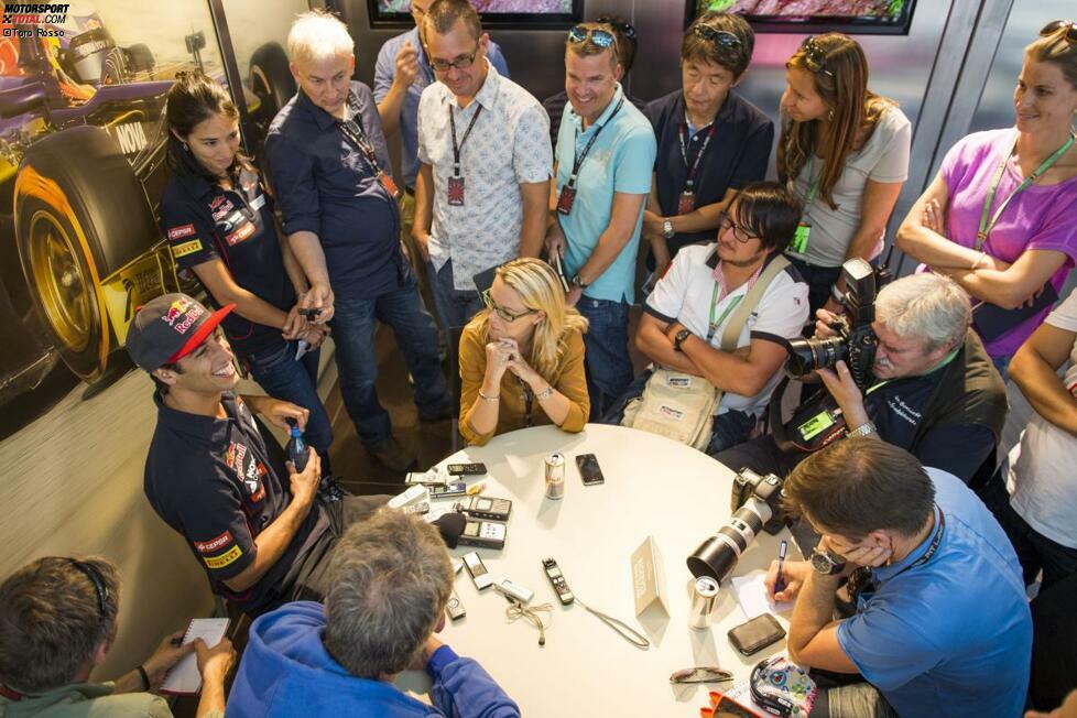 Unsere Reporter für Sie im Einsatz: Chefredakteur Christian Nimmervoll (weißes T-Shirt) und Fotograf Horst Bernhardt (rechts daneben) erkämpfen sich einen Platz beim Mediengespräch mit Dany Ricciardo, der seit den Gerüchten um einen Wechsel zu Red Bull einer der gefragtesten Interviewpartner im Fahrerlager ist, ...