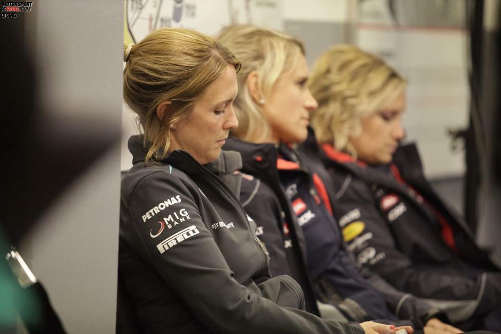 ... und die Pressedamen Nicola Armstrong (Mercedes), Britta Roeske (Vettel) und Barbara Proeske (Red Bull) haben wohl auch schon mal Spannenderes erlebt als die FIA-Pressekonferenz am Freitag.