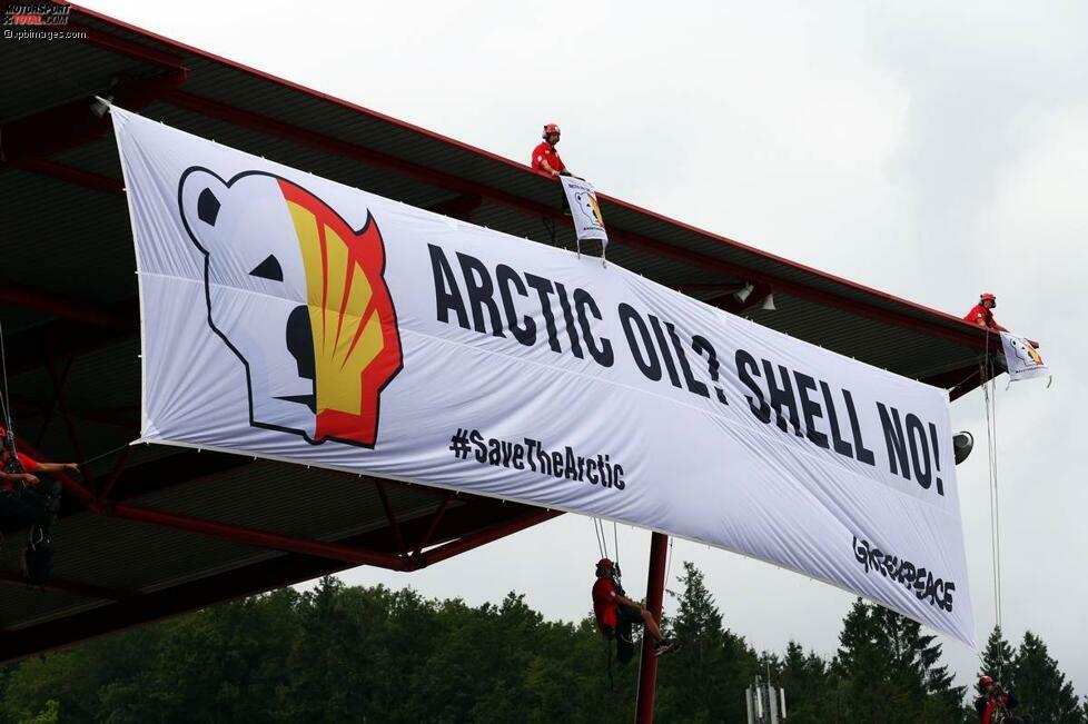 Sorgen ganz anderer Art hat Event-Hauptsponsor Shell. Denn aus Protest gegen die Arktis-Erdölförderung des Unternehmens rollen Greenpeace-Aktivisten vor dem Start auf spektakuläre Weise ein mahnendes Banner aus.