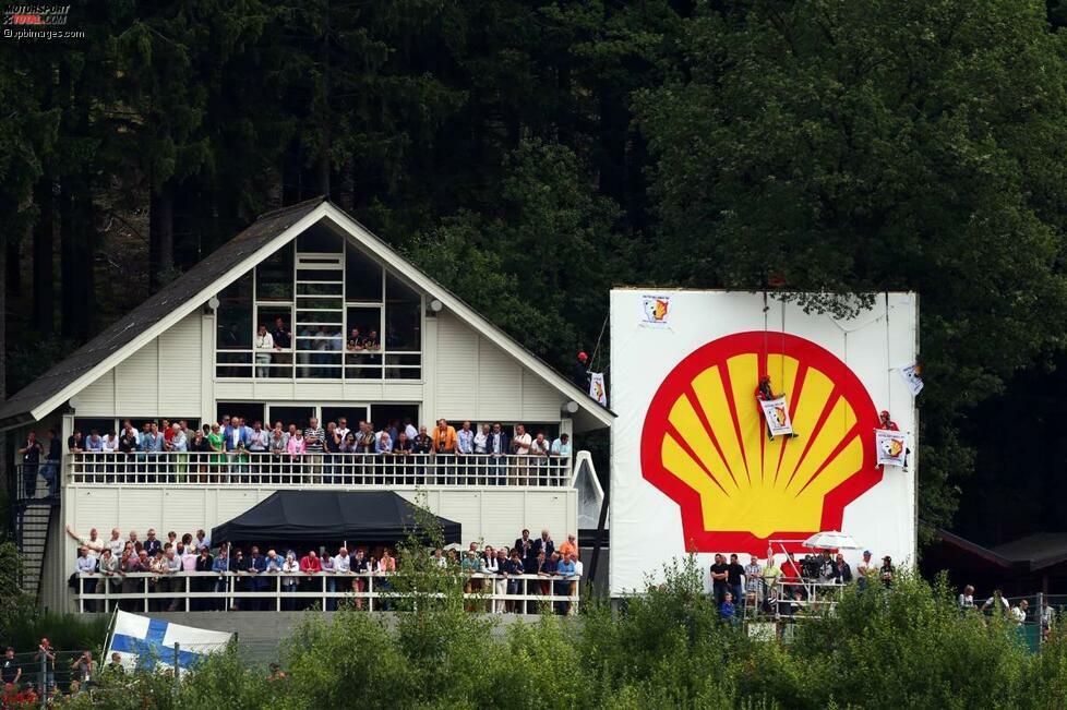 Auch eine riesige Shell-Werbefläche im Bereich der legendären Senke Eau Rouge wird von den Umweltschützern gekapert.