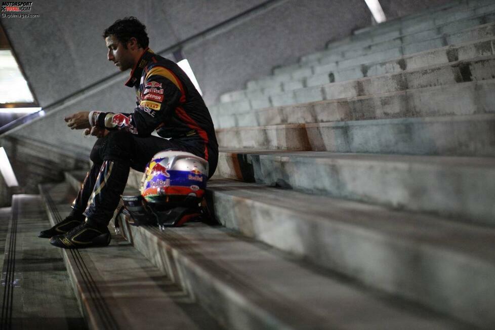 Daniel Ricciardo nach seinem Ausrutscher bei der Tribünen-Unterführung. Wir fragen uns vor allem: Hatte der Toro-Rosso-Junior im Cockpit tatsächlich ein Handy dabei - oder womit spielt er auf diesem Foto sonst rum?