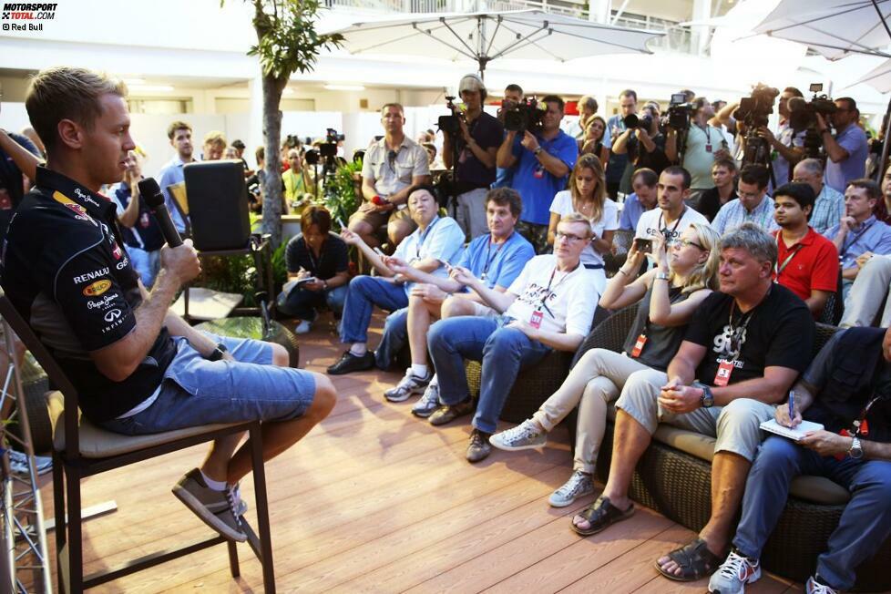 Selbst fernab von Europa ist der Andrang auf Sebastian Vettels Medientermine enorm. Kollegin Bianca Garloff von der Auto Bild motorsport möchte das für ihr Privatarchiv festhalten und zückt kurzerhand das iPhone.