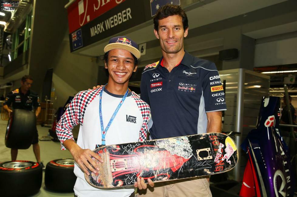 Teamkollege Mark Webber hat es auf seiner Abschiedstournee etwas ruhiger, kann sich dafür aber auch für mehr Fans Zeit nehmen. Zum Beispiel für diesen Jungen, der sich riesig über das signierte Skateboard freut.