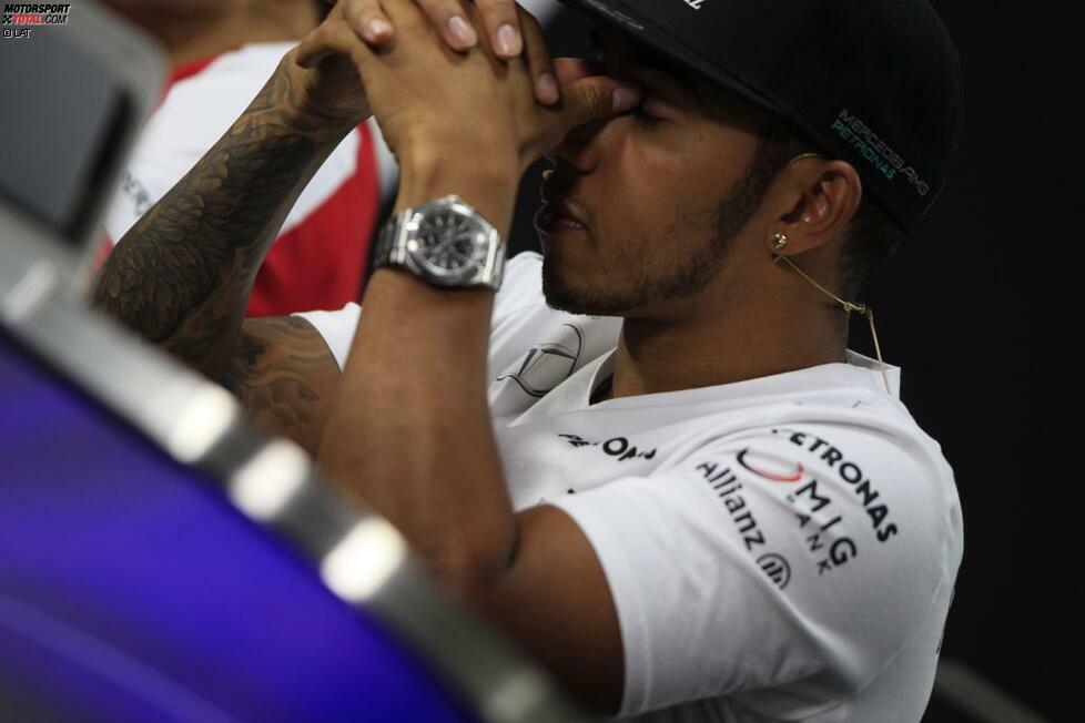 Dieser weniger: Lewis Hamilton in der FIA-Pressekonferenz.
