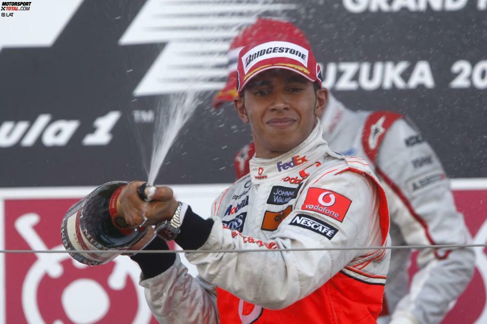 Lewis Hamilton (Chancen: ****):
Erstaunlich: Der Mercedes-Pilot war in Suzuka noch nie besser als Dritter (2009 auf McLaren) - aber auch noch nie schlechter als Fünfter. Auf der Strecke mit vielen schnellen Kurven hat er gegen seine Teamkollegen nicht immer gut ausgesehen, aber wenn er seine Form der vergangenen Wochen konservieren kann, ist er realistisch betrachtet der einzige Gegner, der Sebastian Vettel auch nur annähernd gefährlich werden könnte. Voraussetzung dafür ist ein erstklassig funktionierender Silberpfeil - und abzuwarten bleibt, wie Mercedes auf einer solchen Highspeed-Strecke inzwischen mit den Reifen umgehen kann.