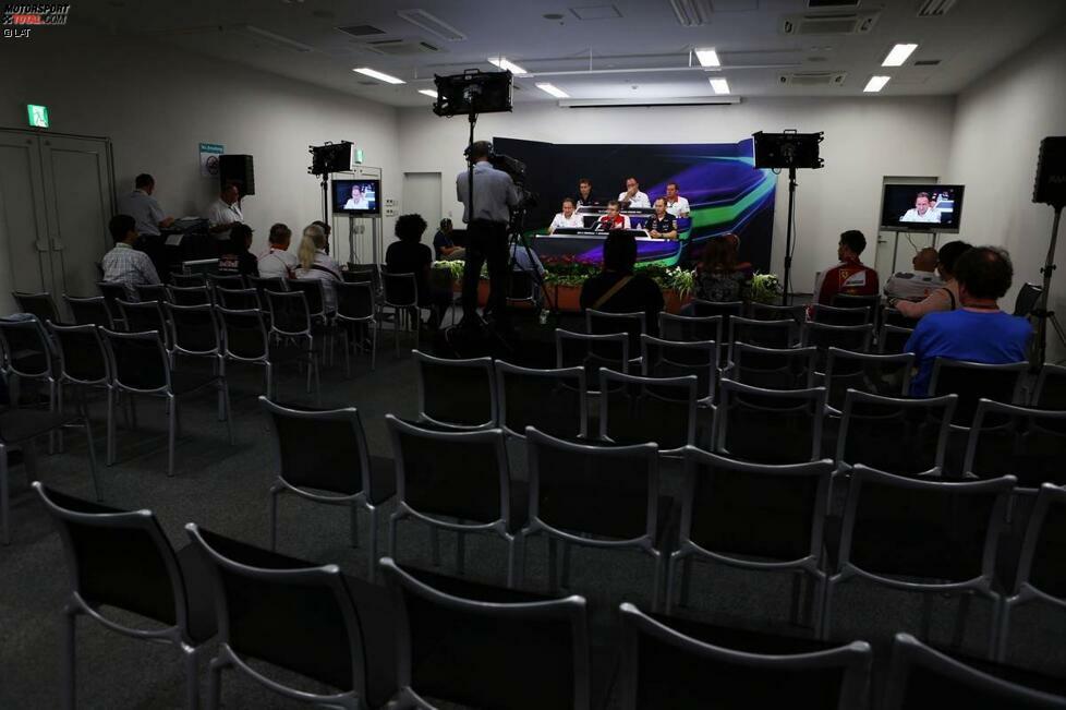 Bei weitem nicht so fleißig wie die Fans sind in Suzuka übrigens die (weit gereisten) Medienvertreter: Gähnende Leere bei der Freitags-Pressekonferenz der FIA mit den Technikverantwortlichen der Teams.