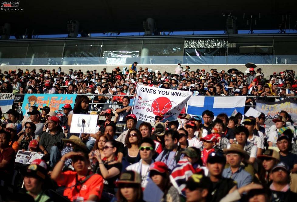 Die japanischen Fans, das zeigt sich auch an den vier Tagen 2013, sind die besten der Welt - pardon, liebe Silverstoner! Schon am Donnerstag ist die Haupttribüne voll, obwohl da noch gar nicht gefahren wird. Und die Japaner haben offenbar eine prophetische Gabe: Red Bull, gives you win(gs)...