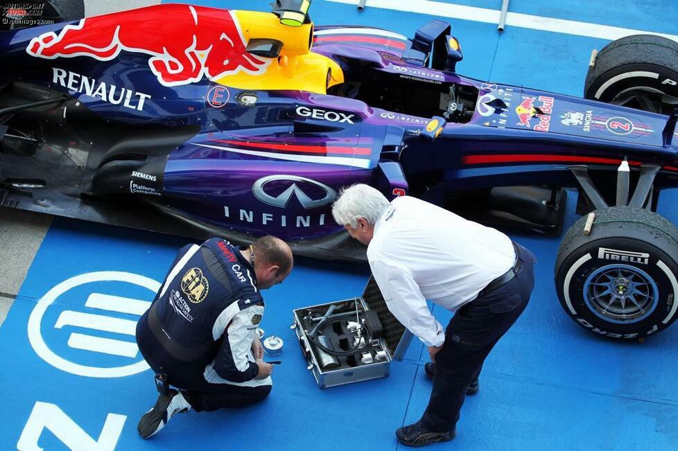 Nach dem Rennen wird erstmal überprüft. FIA-Inspektor Herbie Blash kümmert sich drum, dass beim Red Bull von Mark Webber alles mit rechten Dingen zugeht.