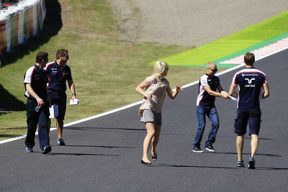 Am meisten Spaß scheinen aber Olympia-Schwimmerin Emilia Pikkarainen und ihr Lover Valtteri Bottas zu haben, der den Trackwalk diesmal nicht ganz so ernst nimmt wie so mancher Kollege.