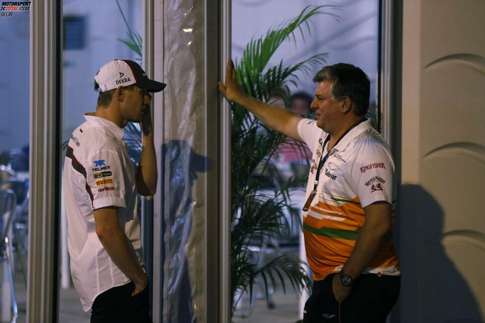 Ganz ernst geht es hingegen hier zu: Sauber-Pilot Nico Hülkenberg spricht mit seinem Ex-Chef Otmar Szafnauer - über eine Rückkehr zu Force India?