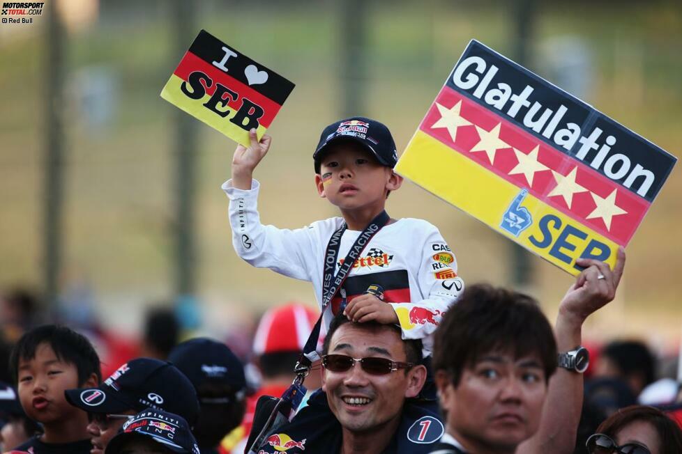 Zurück zu den japanischen Fans, die auch am Sonntag noch voller Euphorie sind - und Deutsch beherrschen, wie man auf diesem Foto sieht. Sieger Sebastian Vettel ist in Japan so populär wie kaum woanders auf der Welt.