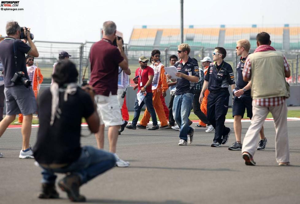 Das Wochenende des Sebastian Vettel: Wie immer beginnt alles mit dem Trackwalk. Man spürt schon, alleine am Medieninteresse: Es könnte ein besonderer Grand Prix werden...