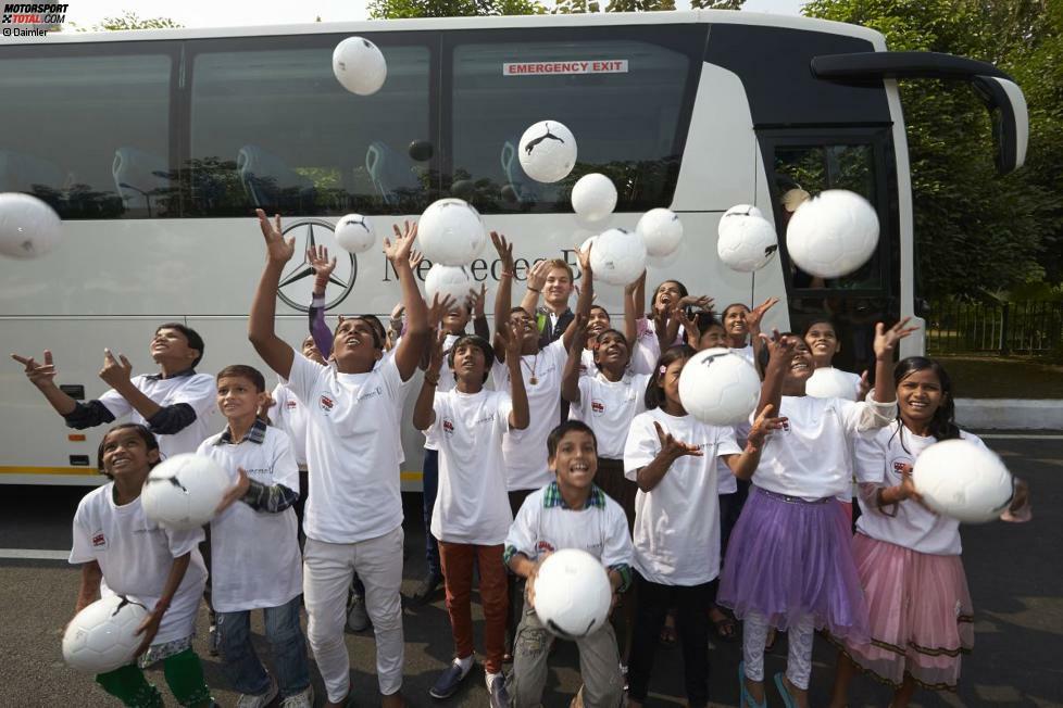 Sicher durch den Verkehr mit Nico Rosberg: Der Laureus-Botschafter bringt 20 indische Jugendliche mit dem 