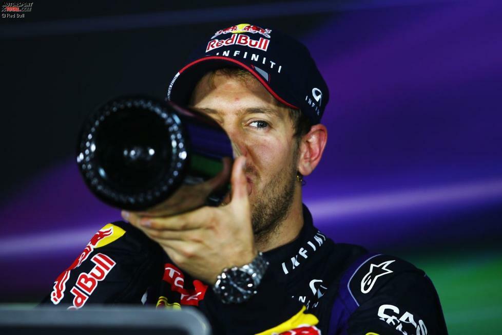 Vettel plaudert sich in der FIA-Pressekonferenz alle Emotionen vom Herzen, die er in den vergangenen Wochen krampfhaft unterdrückt hat. Und ein Schlückchen zwischendurch löst bekanntlich die Zunge, sodass seine sympathische One-Man-Show vor den Journalisten eine geschlagene Dreiviertelstunde dauert!