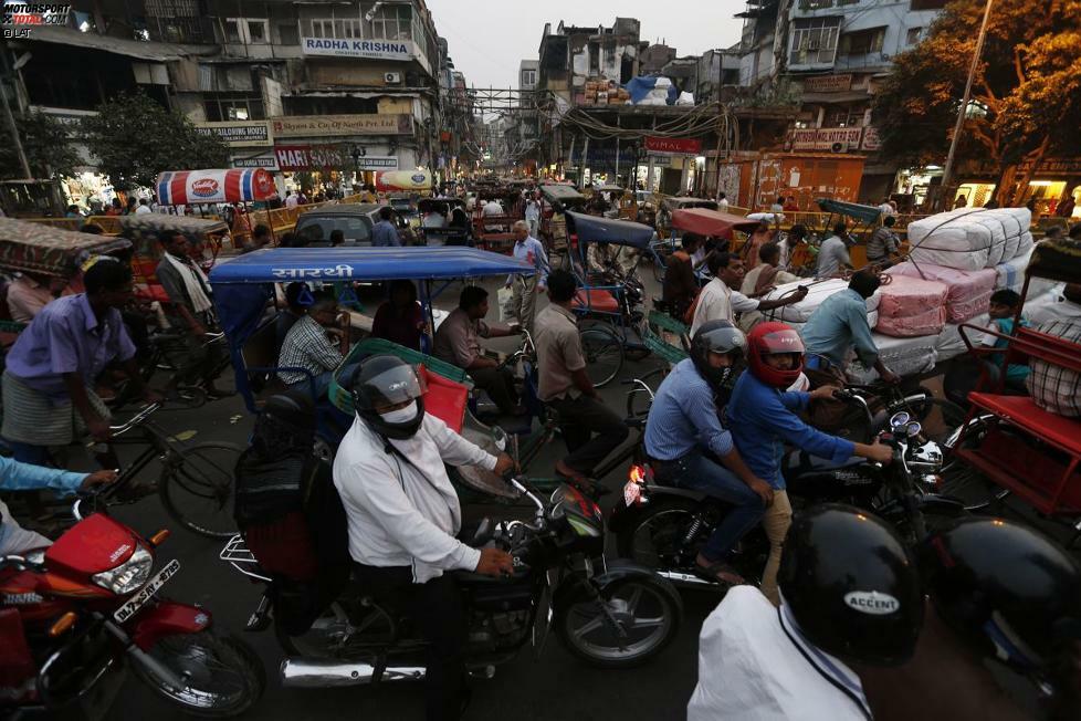 Denn dass es damit in Indien nicht weit her ist, zeigt sich schon bei der Anreise zur Rennstrecke. Ganz ehrlich: Hätten Sie da noch den Durchblick, wer gerade Vorrang hat?