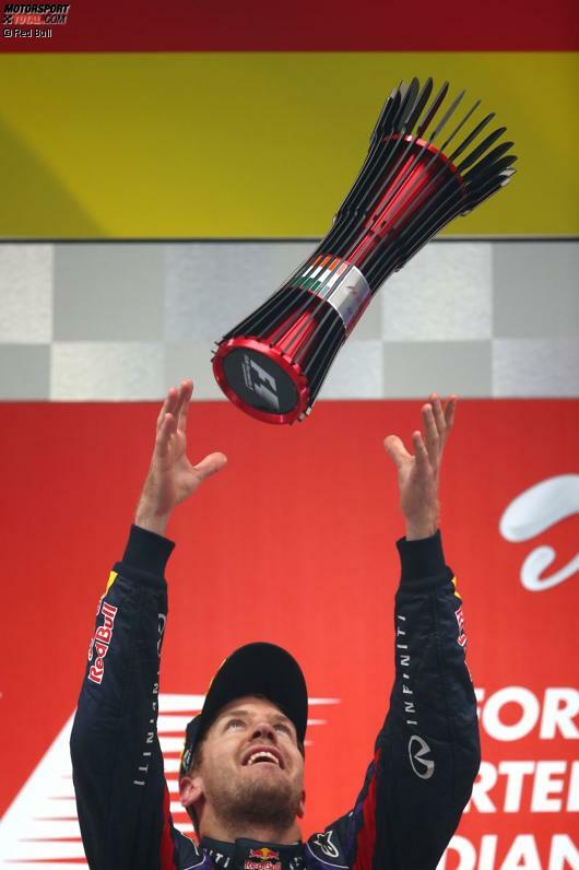 Dieser Pokal wird in Vettels Haus in der Schweiz sicher einen Ehrenplatz bekommen. Es ist sein dritter aus Indien. Auf dem Buddh International Circuit wurde der Red-Bull-Pilot noch nie besiegt - weder in einem Freien Training noch in einem Qualifying noch in einem Rennen. Und jetzt ist er in Indien auch Weltmeister geworden!