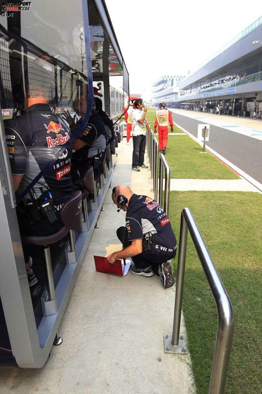 Selbst Stardesigner Adrian Newey klaubt seine Unterlagen zusammen, um Red Bull auf die Siegerstraße zu führen. Eigentlich sollte er sich vielmehr ums 2014er-Auto kümmern.