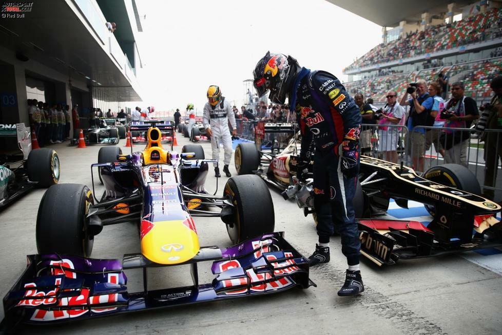 Ein Champion, aber ein bodenständiger: Vettel packt nach dem Qualifying selbst an, um die Bremsen zu kühlen. Im Parc ferme dürfen zunächst mal keine Mechaniker an die Autos ran, bis diese von der FIA gewogen werden.