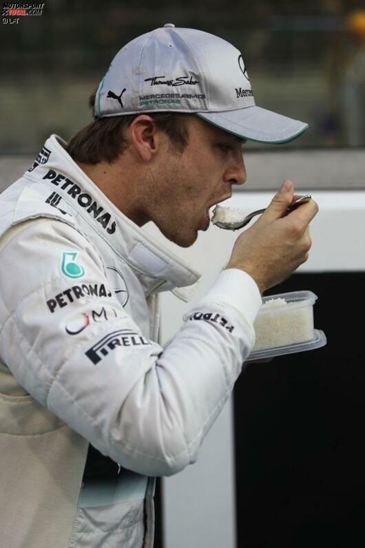 Nico Rosberg stärkt sich zwischendurch mit einem Happen Reis, ...
