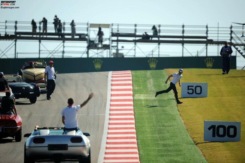 ... andere eher zum Davonlaufen, wie hier Nico Rosberg. Aber ganz im Ernst: Warum er es bei der Fahrerparade wirklich so eilig hatte, entzieht sich unserer Kenntnis.