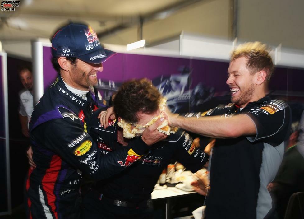 Aber Sebastian Vettel wäre nicht Sebastian Vettel, wenn er nicht immer irgendeinen Schalk im Schilde führen würde. Und so landet das erste Stück Torte statt im Mund dann doch im Gesicht!