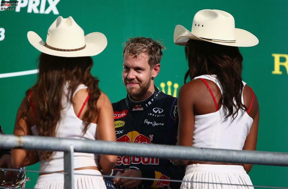 Oder etwa doch nicht? Ein paar Schlückchen Schampus auf dem Podium und schon macht der viermalige Champion den hübschen Cowgirls schöne Augen.