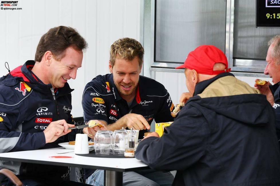 Lockerer Plausch beim Frühstück: Christian Horner, Sebastian Vettel und Helmut Marko haben keine Scheu davor, Mercedes-Konkurrent Niki Lauda einzuladen. Nur dessen Kollege Toto Wolff ist beim 