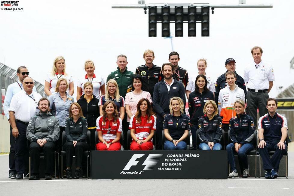 Die Klasse von 2013 - aber wie Sie richtig erkennen, sind das nicht die Fahrer, sondern die Pressesprecher der Teams. Auffällig: Andy Stobart (Lotus, Mitte hinten) trägt immer noch den Schnauzer für die 