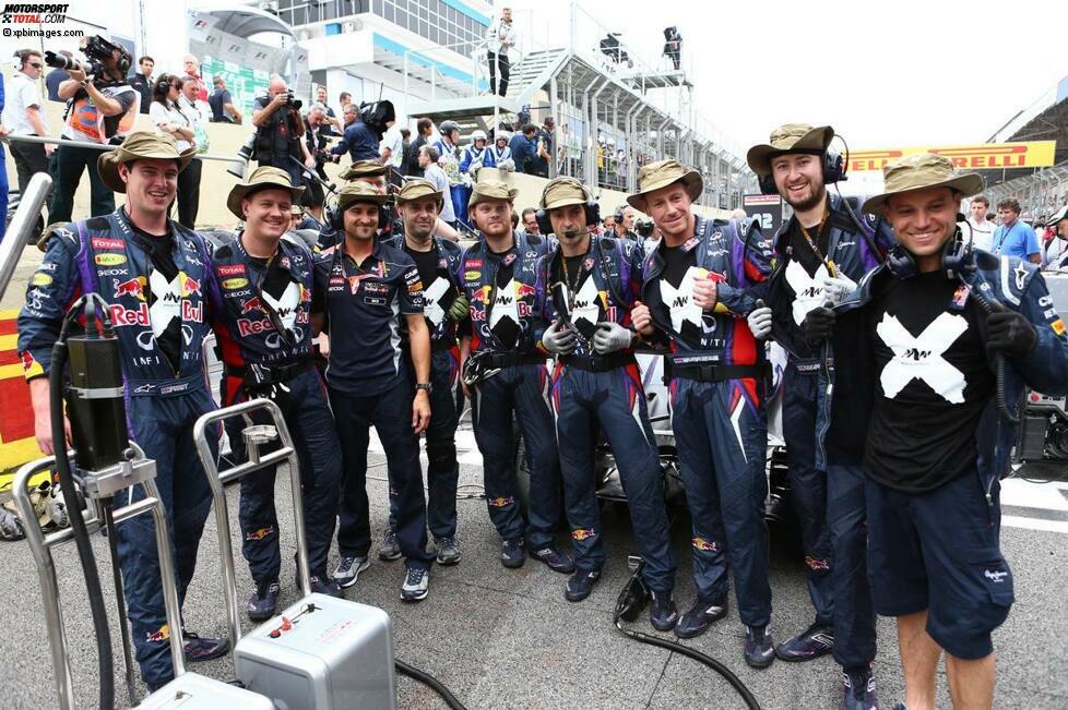 Die Webber-Crew tat jedenfalls ihr Bestes dafür - und tauchte auf dem Grid mit australischen Crocodile-Dundee-Hüten auf!