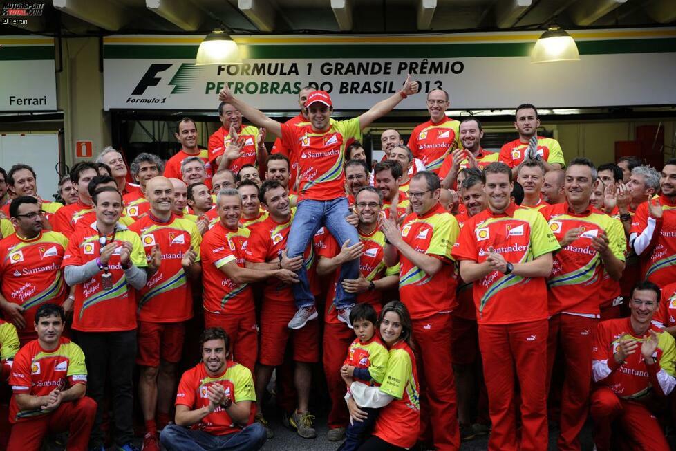 Das will dann natürlich auch gefeiert werden, mit speziellen Abschieds-T-Shirts, die Ferrari drucken ließ: 