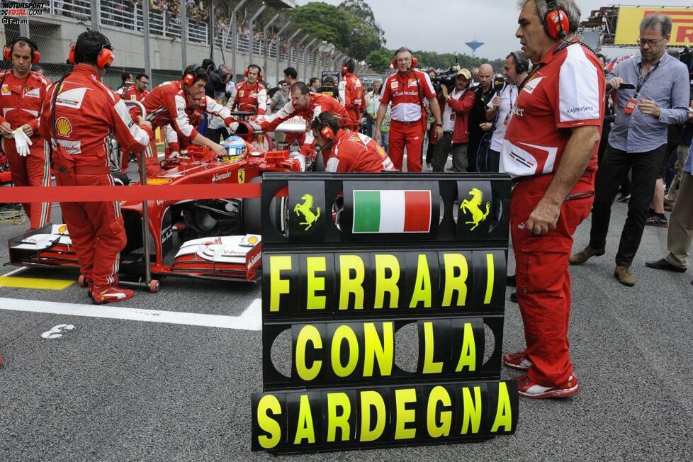 Ferrari gedenkt indes den Betroffenen der Hochwasserkatastrophe auf Sardinien. Und wie man die Hilfsbereitschaft der Scuderia kennt, wird es nicht bei einer einfachen Boxentafel bleiben.