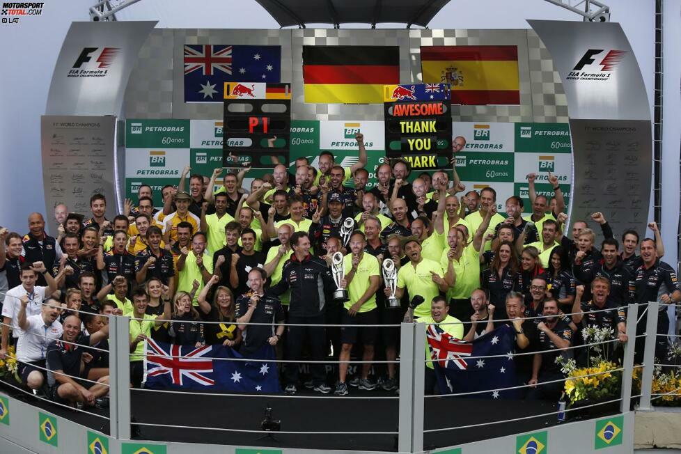 Platz eins: Red Bull holt zum vierten Mal hintereinander beide WM-Titel! Einige Mitarbeiter halten sich auf diesem Foto Masken ins Gesicht - und verabschieden damit ihren Kollegen Tom Batch. 