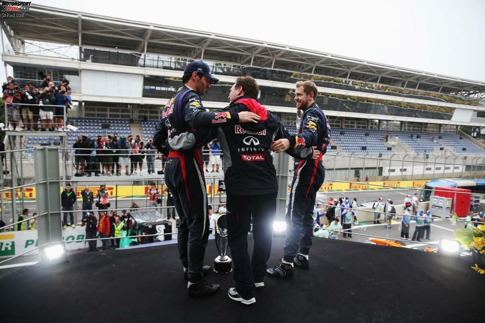 Noch ein allerletztes Mal aufs Podium, mit Teamchef Horner und Teamkollege Vettel. Der sagt über Webber: 